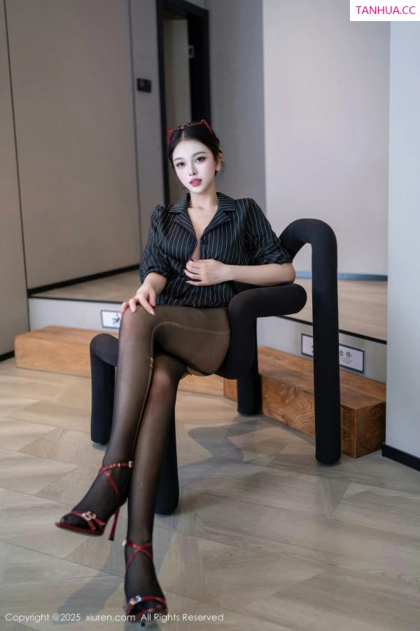   [XiuRen]高清写真图 2025.12.26 No.11160 诺诺子 开档黑丝第6张图片